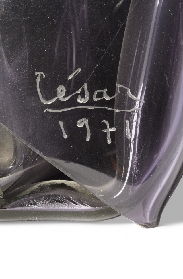 César (1921-1998) Compression plastique signé et daté 'César 1971' (en bas sur un côté) plexiglas compressé Signature